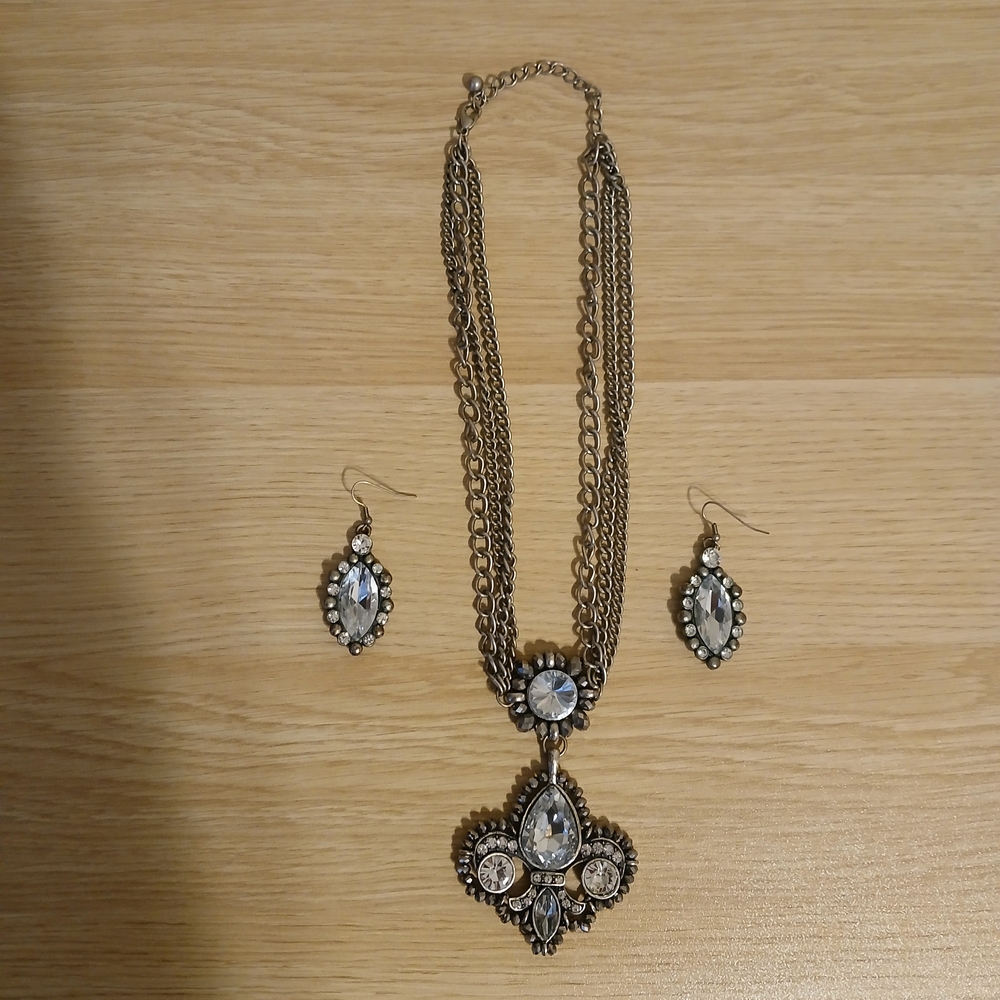 Elegant Silver Necklace and Earring Set